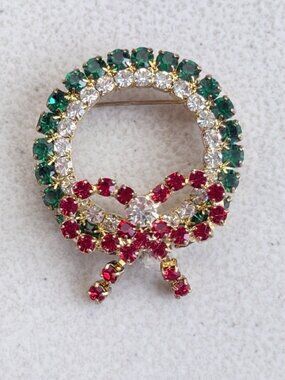 Vintage Crystal Rhinestone Christmas Wreath Brooch 1980s Holiday Bow Pin